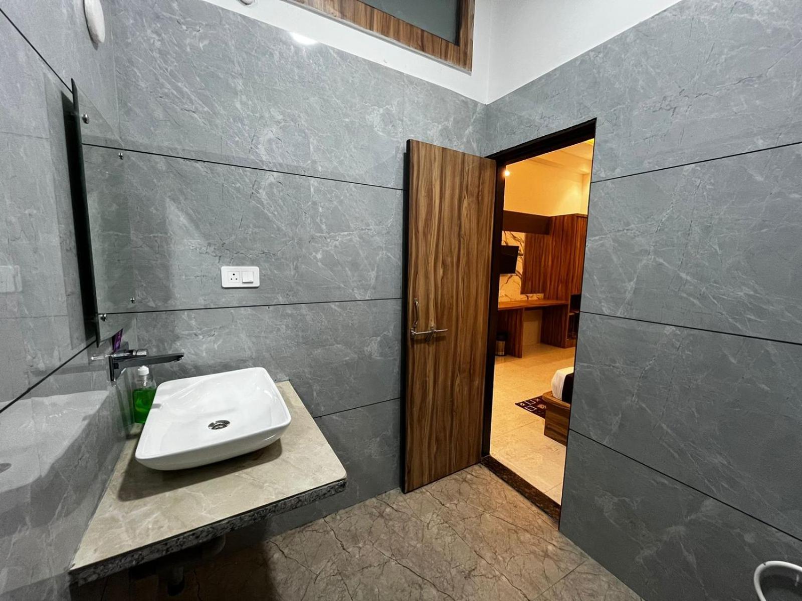 Taj Point-the Trippizo Traveller House Homestay